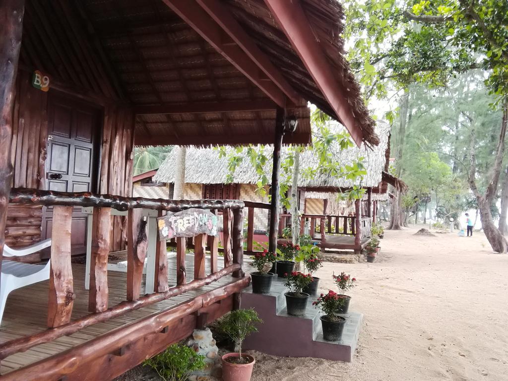 Kohjum Freedom Resort Koh Jum Bagian luar foto