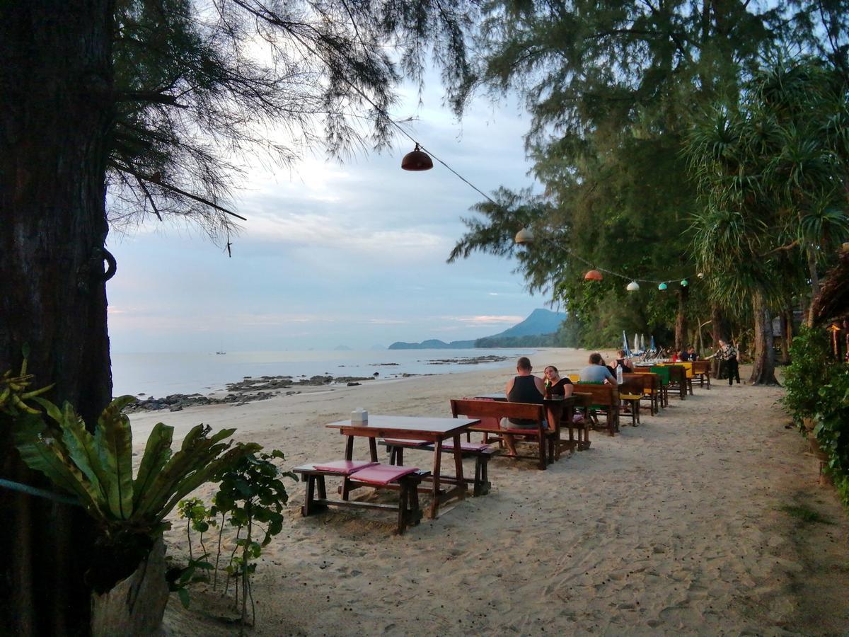 Kohjum Freedom Resort Koh Jum Bagian luar foto