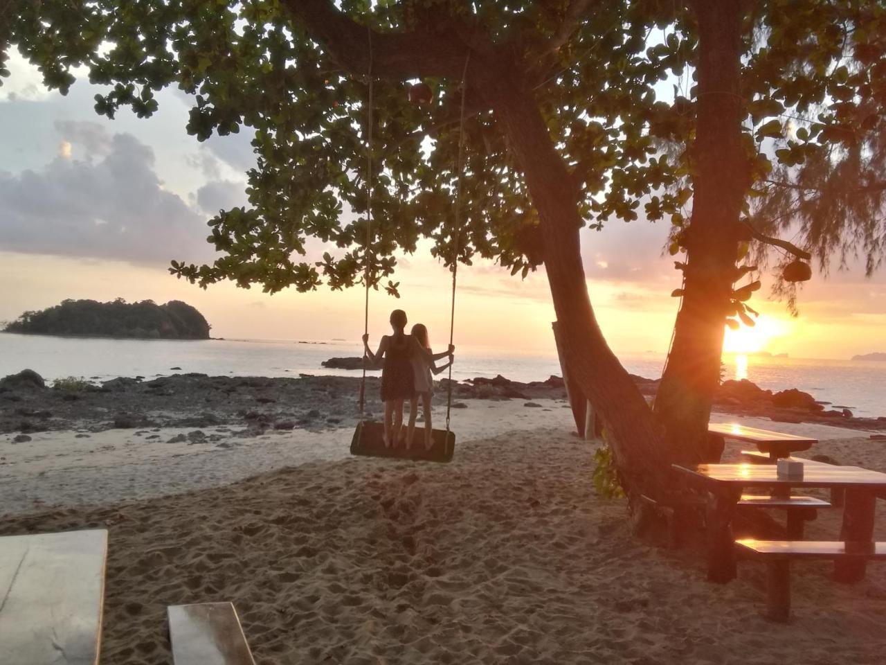 Kohjum Freedom Resort Koh Jum Bagian luar foto