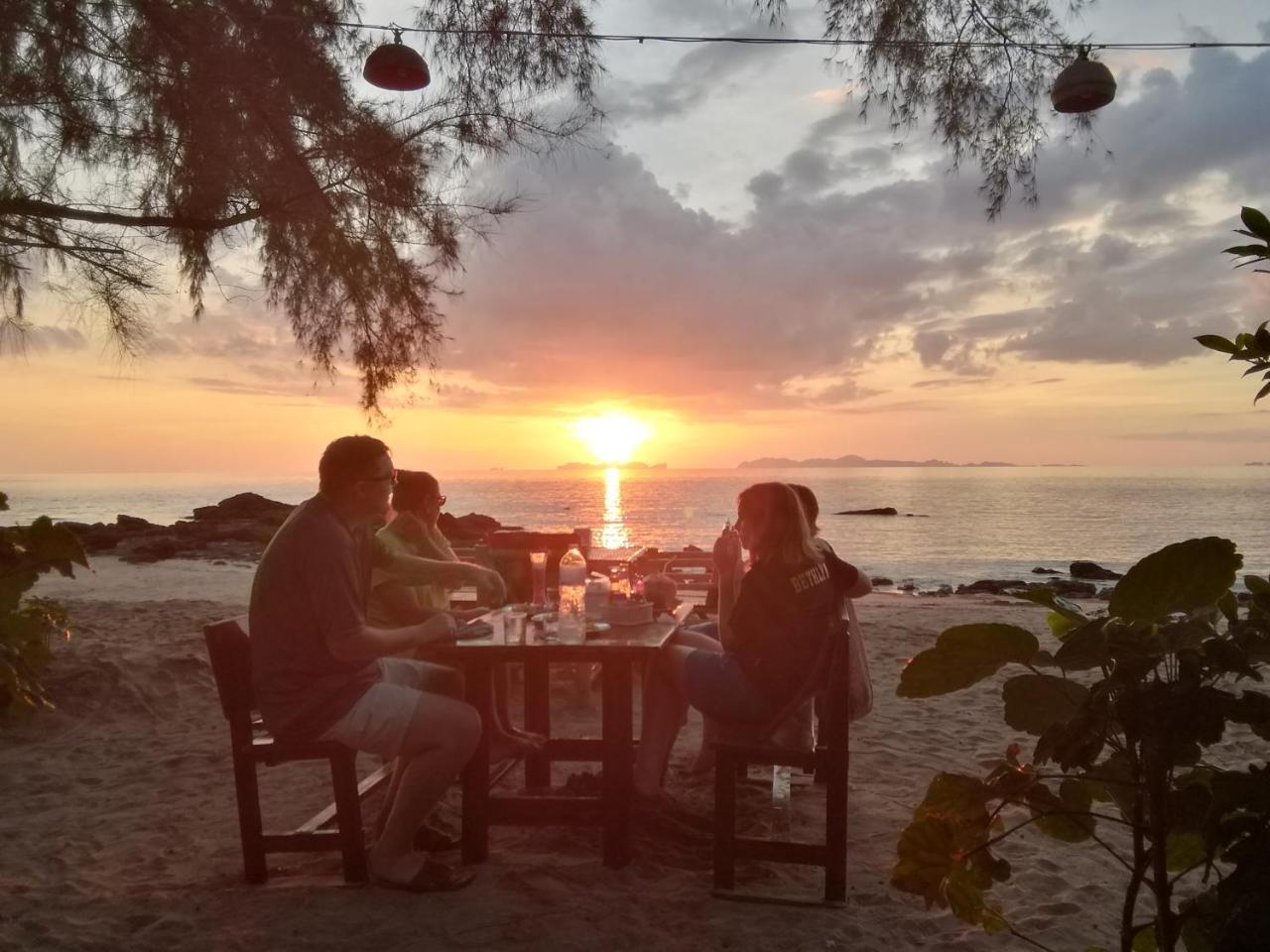 Kohjum Freedom Resort Koh Jum Bagian luar foto