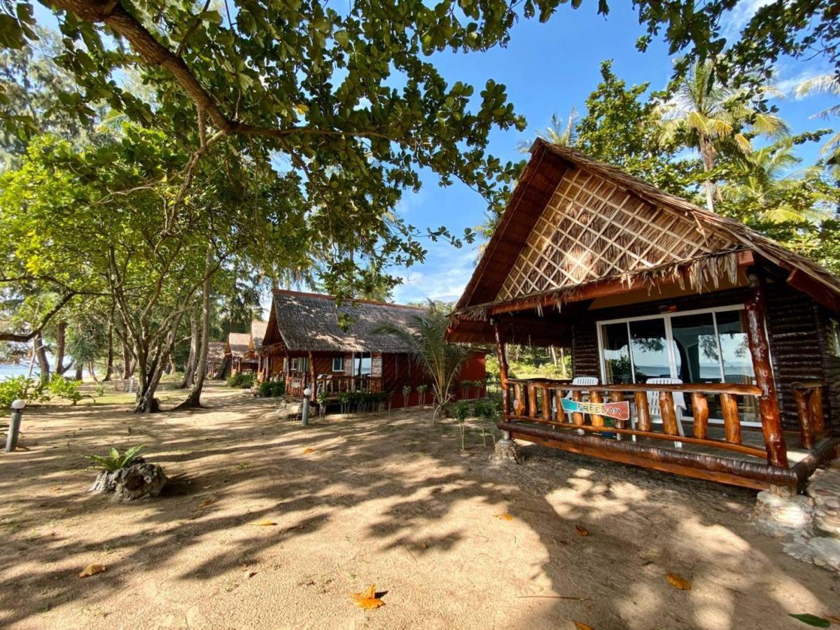 Kohjum Freedom Resort Koh Jum Bagian luar foto